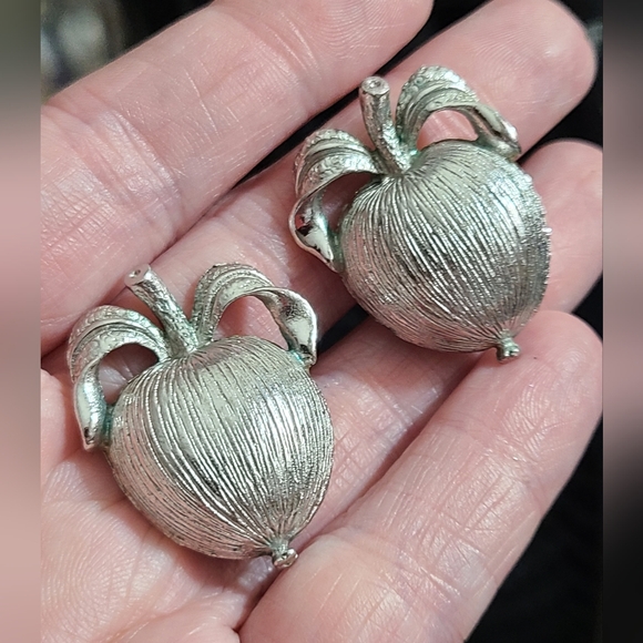 Vintage 1962 apple clip on earrings sarah Coventry Adam's delight silver vtg - Picture 7 of 8